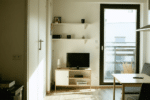 Dans ce 23 m² en location, une mini-terrasse et des rangements ingénieux optimisent chaque recoin