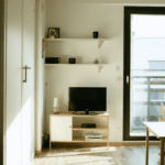 découvrez comment une mini-terrasse et des rangements ingénieux transforment ce studio de 23 m² en location et optimisent chaque recoin.