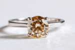 Diamant champagne : les secrets d’une nuance chaleureuse qui séduit dans nos bijoux