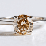 découvrez le diamant champagne, sa nuance chaleureuse et ses secrets, et laissez-vous séduire par son élégance singulière dans nos bijoux.