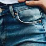 découvrez le petit détail qui fait toute la différence et transforme nos jeans en pièces ultra stylées, pour un look tendance et unique au quotidien.