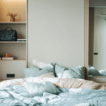 découvrez nos astuces déco pour optimiser l'espace dans une petite chambre tout en apportant style et convivialité. maximisez chaque mètre carré avec élégance !
