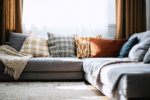 découvrez comment associer rideaux, tapis et coussins pour créer une décoration harmonieuse, chaleureuse et équilibrée, sans surcharger votre intérieur.