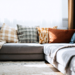 découvrez comment associer rideaux, tapis et coussins pour créer une décoration harmonieuse, chaleureuse et équilibrée, sans surcharger votre intérieur.