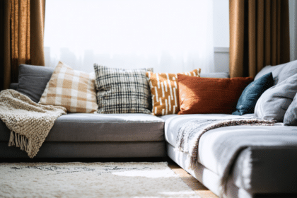 découvrez comment associer rideaux, tapis et coussins pour créer une décoration harmonieuse, chaleureuse et équilibrée, sans surcharger votre intérieur.