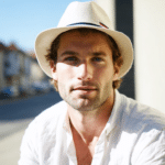 découvrez le chapeau décontracté signé tommy hilfiger, la prochaine tendance mode estivale incontournable qui promet d’allier style et confort pour la saison à venir.