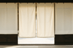 Au Japon, le noren : le rideau traditionnel qui habille les portes avec élégance