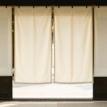 découvrez le noren, ce rideau traditionnel japonais qui habille les portes avec élégance et apporte une touche authentique à votre intérieur.