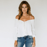 cet automne, les chemisiers romantiques réveillent nos jeans : volants, dentelle et imprimés délicats composent des looks féminins, faciles à porter au quotidien.