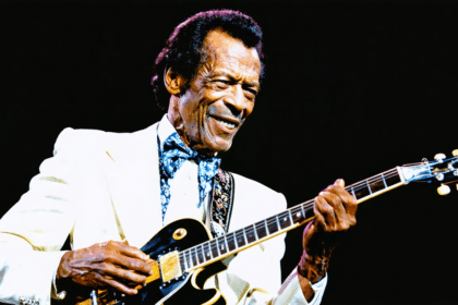 découvrez six clés pour comprendre chuck berry, pionnier visionnaire dont le jeu de guitare, les chansons et l’énergie ont façonné le rock’n’roll.