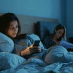 insomnie, défilement nocturne, ronflements : une psychiatre analyse les habitudes de sommeil des journalistes de elle et partage ses conseils pour mieux dormir.