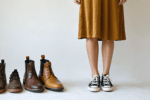 Jupe midi en automne : bottines, mocassins ou baskets, les chaussures qui font mouche