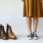 jupe midi en automne : découvrez comment l’associer à des bottines, des mocassins ou des baskets pour créer un look tendance et harmonieux.