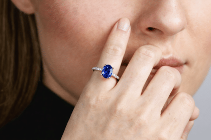 découvrez l’histoire et les secrets de la célèbre bague de fiançailles de lady diana, un bijou emblématique chargé de symboles.