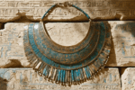 Le collier maudit de la reine d’Égypte : aux origines d’une légende fascinante