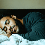 ils préfèrent une nuit de sommeil aux sorties entre amis ou aux repas de famille : rencontre avec ceux qui font du repos leur priorité.